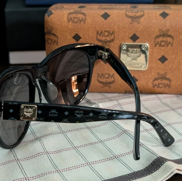 “Disney Chewbacca & Millennium Falcon” Chic NWOT MCM Black Sunglasses & Box main image 4